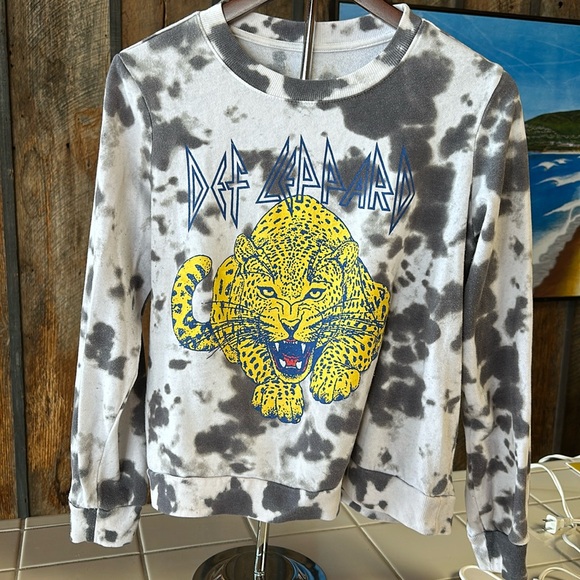 Def Leppard Sweatshirt USED . Worn but looks comphy - Picture 1 of 7